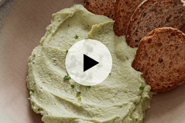 Tostada de Paté de Aguacate y Atún: El Bocado Rápido que Sabe a Gloria