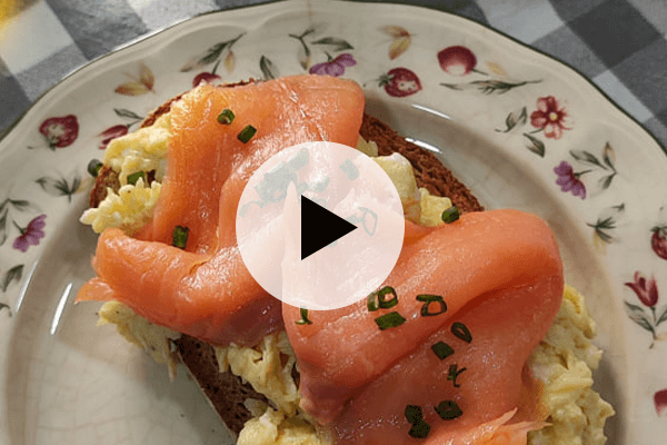 Tostada con Huevos Revueltos, Salmón Ahumado y Piña: desayuno con flow tropical