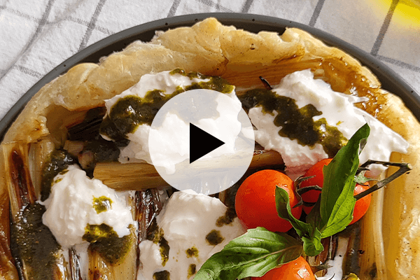 Tatín de puerros, burrata y pesto de pistachos